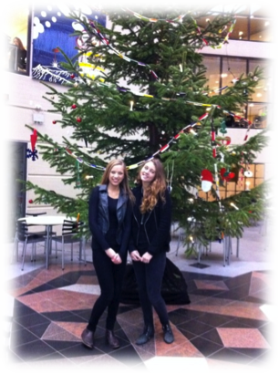 To glade elever foran et af de store juletræer i agoraen på Nærum Gymnasium 
